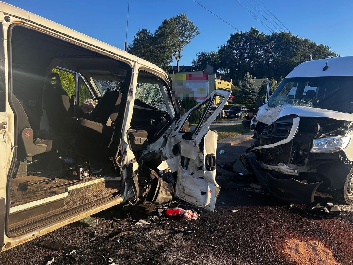 Czołowe zderzenie busów na krajowej 17. Siedem osób zostało rannych, jedna jest w ciężkim stanie