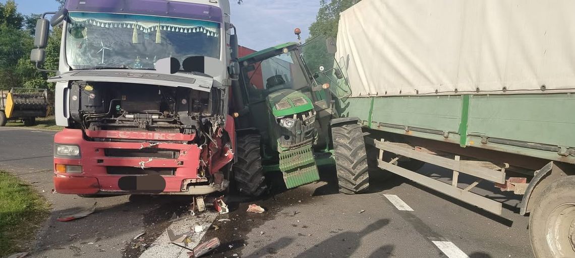 Czołowe zderzenie ciągnika rolniczego z ciężarówką. Sprawcą kierowca z Ukrainy