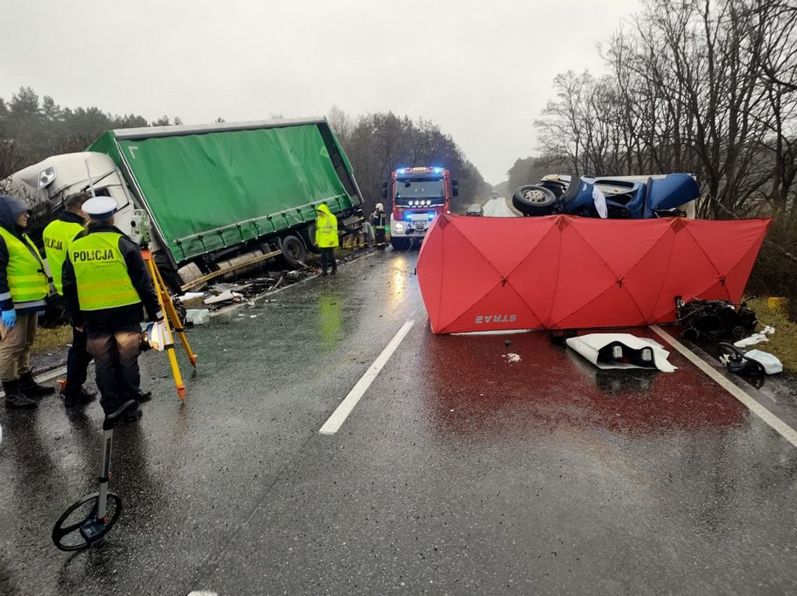 Czołowe zderzenie ciężarówki i dostawczaka. Kierowca fiata ducato zginął na miejscu [FOTO]