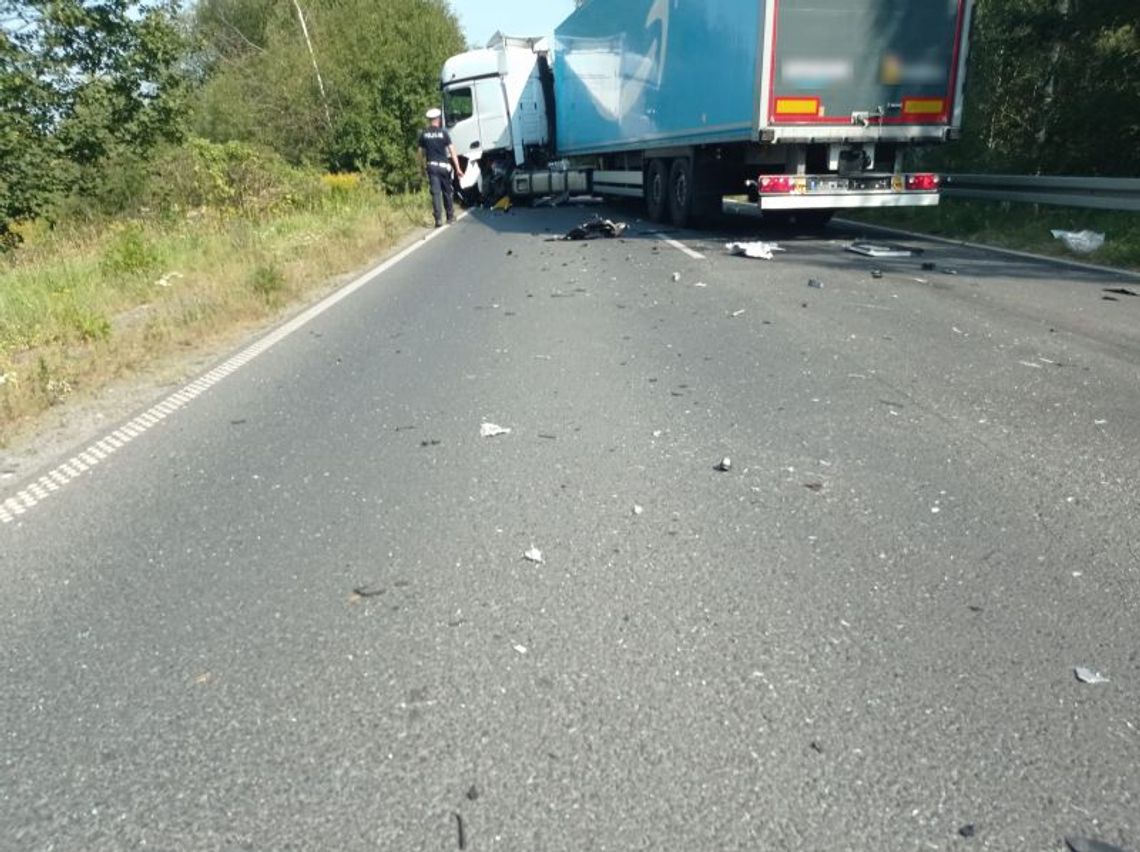 Czołowe zderzenie ciężarówki i osobowego forda. Kierowca osobówki zmarł po przewiezieniu do szpitala