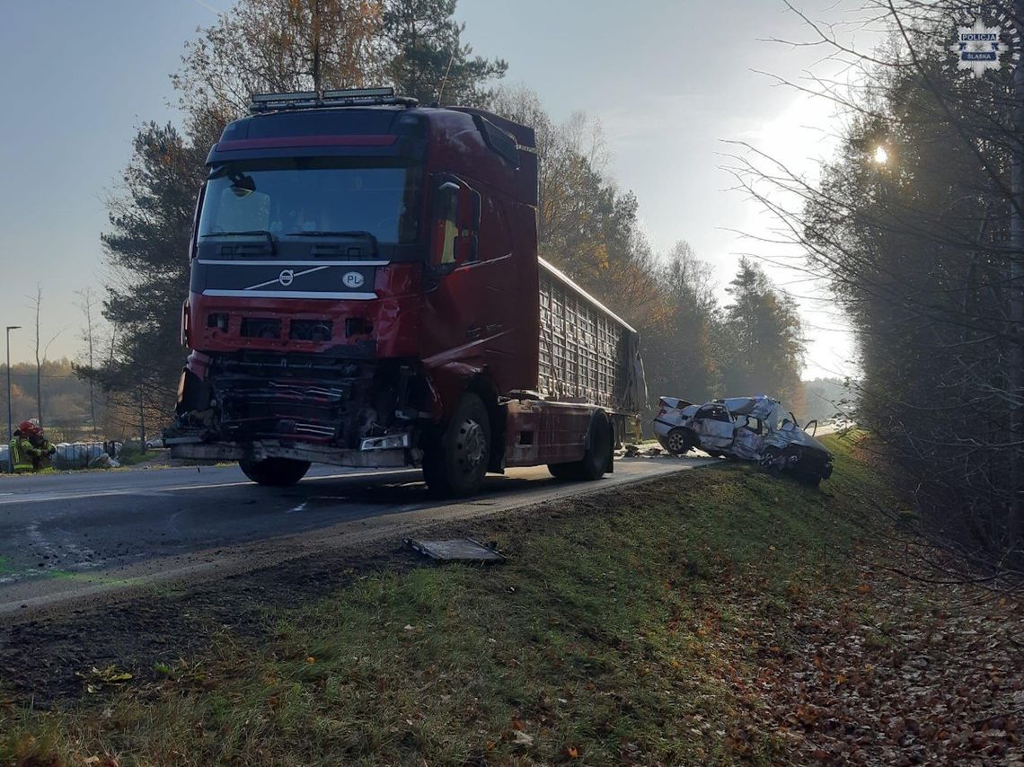 Czołowe zderzenie ciężarówki i samochodu osobowego. Kierowca zginął na miejscu [FOTO]