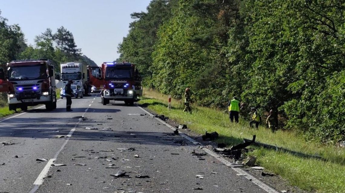 Czołowe zderzenie Dacii z ciężarówką. 35-letni kierowca osobówki zginął na miejscu Czołowe zderzenie Dacii z ciężarówką. 35-letni kierowca osobówki zginął na miejscu