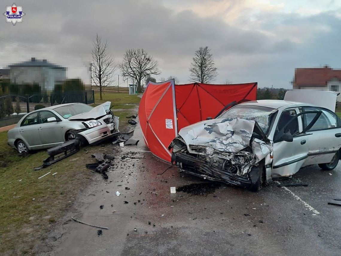 Czołowe zderzenie daewoo i toyoty. Jedna osoba zginęła, dwie zostały ciężko ranne [FOTO]