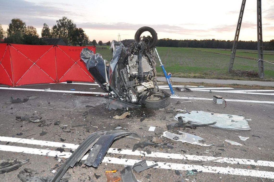 Czołowe zderzenie dostawczaka i ciężarówki. Kierowca volkswagena nie miał szans na przeżycie