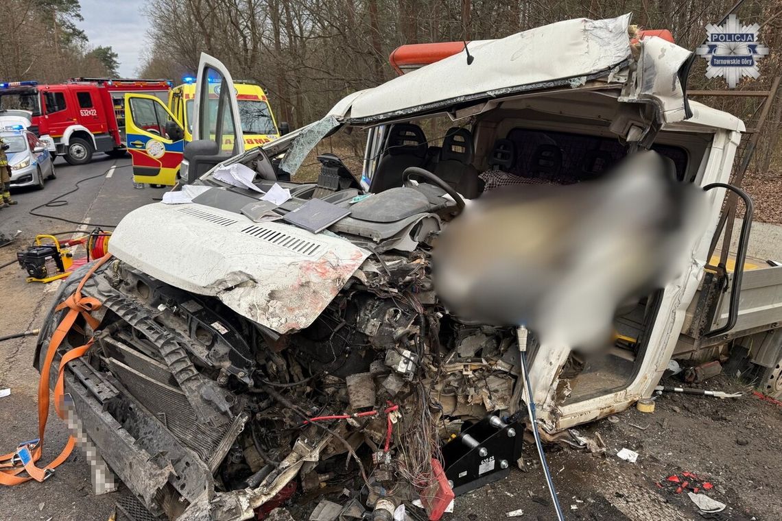 Czołowe zderzenie dostawczaka i ciężarówki. Zginęła jedna osoba, a kolejne dwie są ranne. ZDJĘCIA Czołowe zderzenie dostawczaka i ciężarówki. Zginęła jedna osoba, a kolejne dwie są ranne. ZDJĘCIA