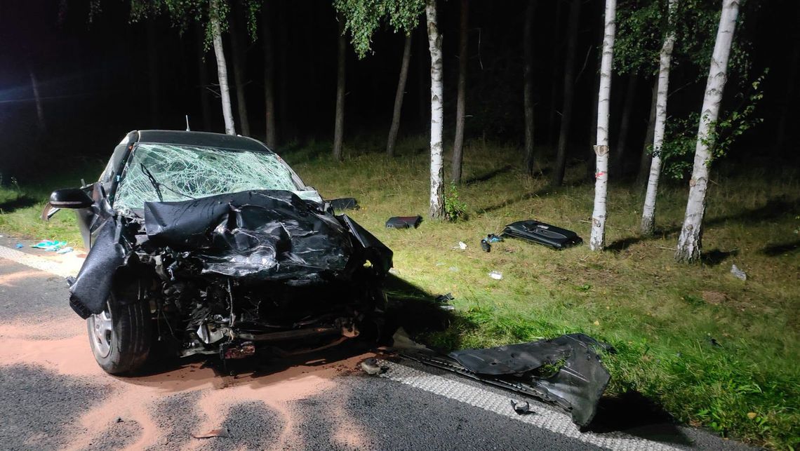 Czołowe zderzenie dwóch aut. 18-latka zmarła w szpitalu, cztery osoby zostały ranne Czołowe zderzenie dwóch aut. 18-latka zmarła w szpitalu, cztery osoby zostały ranne