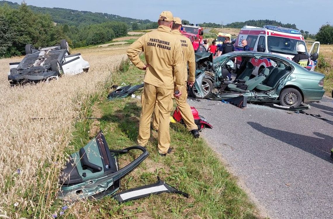 Czołowe zderzenie dwóch BMW. 22-letni kierowca zginął na miejscu, do szpitala trafiły cztery osoby, w tym dwójka dzieci