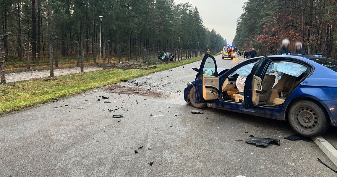 Czołowe zderzenie dwóch BMW. Po wypadku cztery osoby zostały zabrane do szpitala. ZDJĘCIA