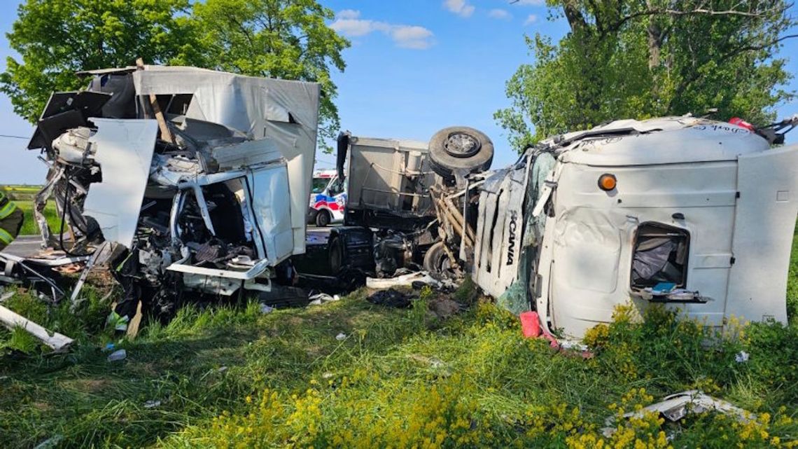 Czołowe zderzenie dwóch ciężarówek na Opolszczyźnie. Zginął jeden z kierowców