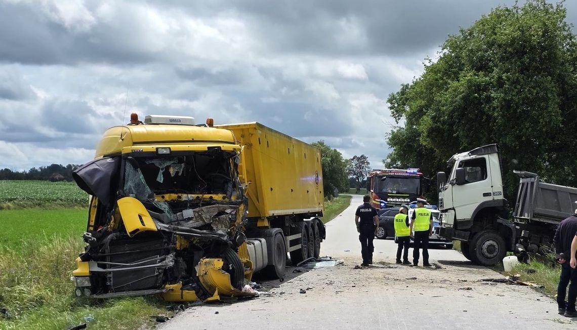 Czołowe zderzenie dwóch ciężarówek. Ratownikom nie udało się uratować jednego z kierowców