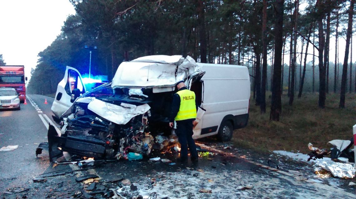 Czołowe zderzenie dwóch dostawczaków. Jedna osoba nie żyje, cztery są ranne