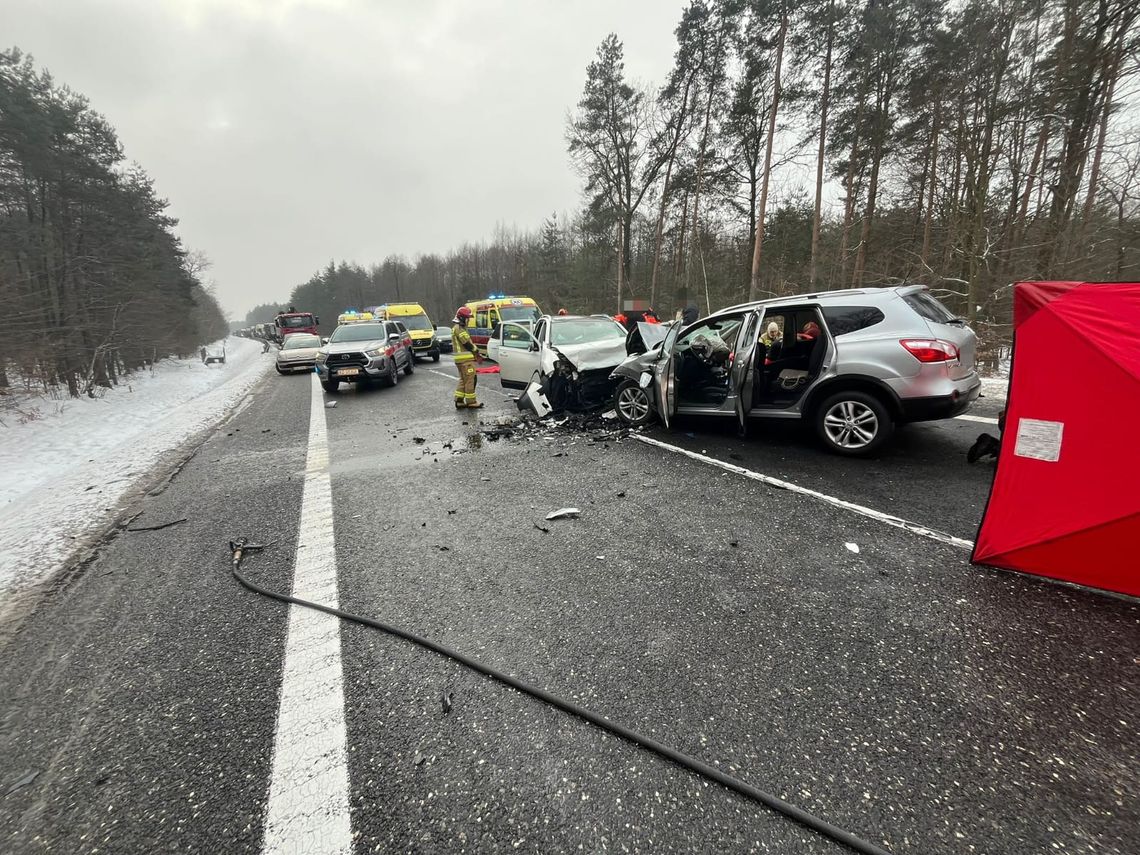 Czołowe zderzenie dwóch nissanów. Nie żyją trzy osoby, zablokowana krajowa 9 w Głogowie Małopolskim Czołowe zderzenie dwóch nissanów. Nie żyją trzy osoby, zablokowana krajowa 9 w Głogowie Małopolskim