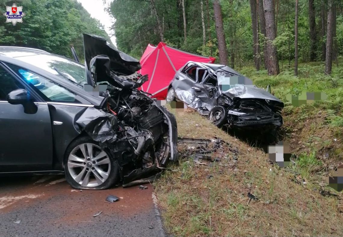 Czołowe zderzenie dwóch opli. Jedna z kierujących zginęła, druga została zabrana do szpitala