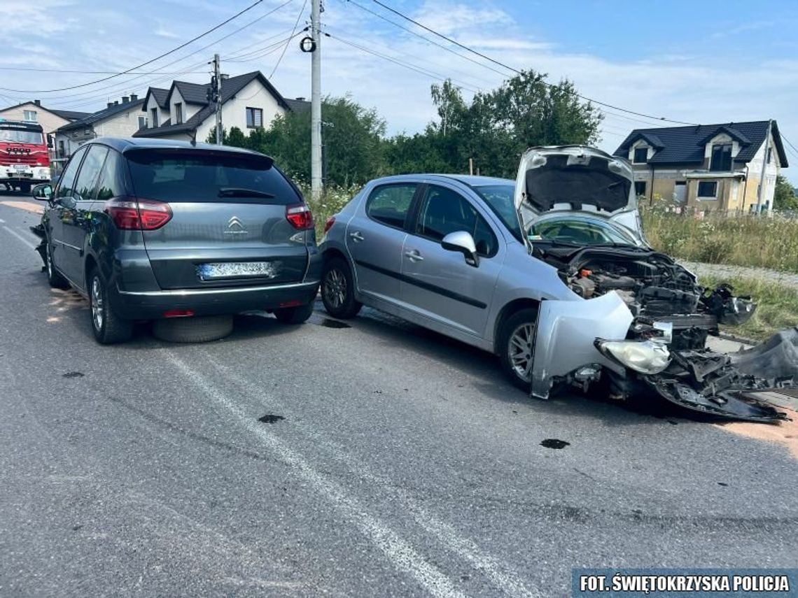 Czołowe zderzenie dwóch osobówek. Kierująca peugeotem odpowie za usiłowanie zabójstwa