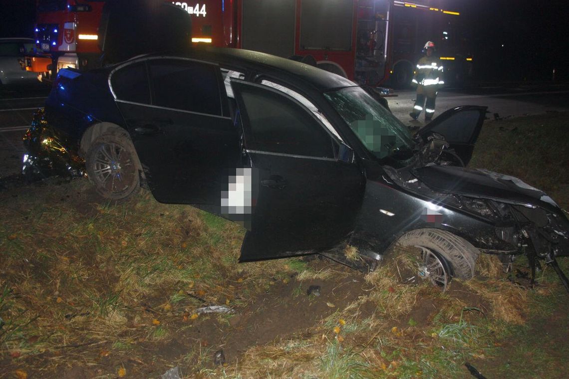 Czołowe zderzenie dwóch osobówek na krajowej 25. Cztery młode osoby z BMW zabrane do szpitala