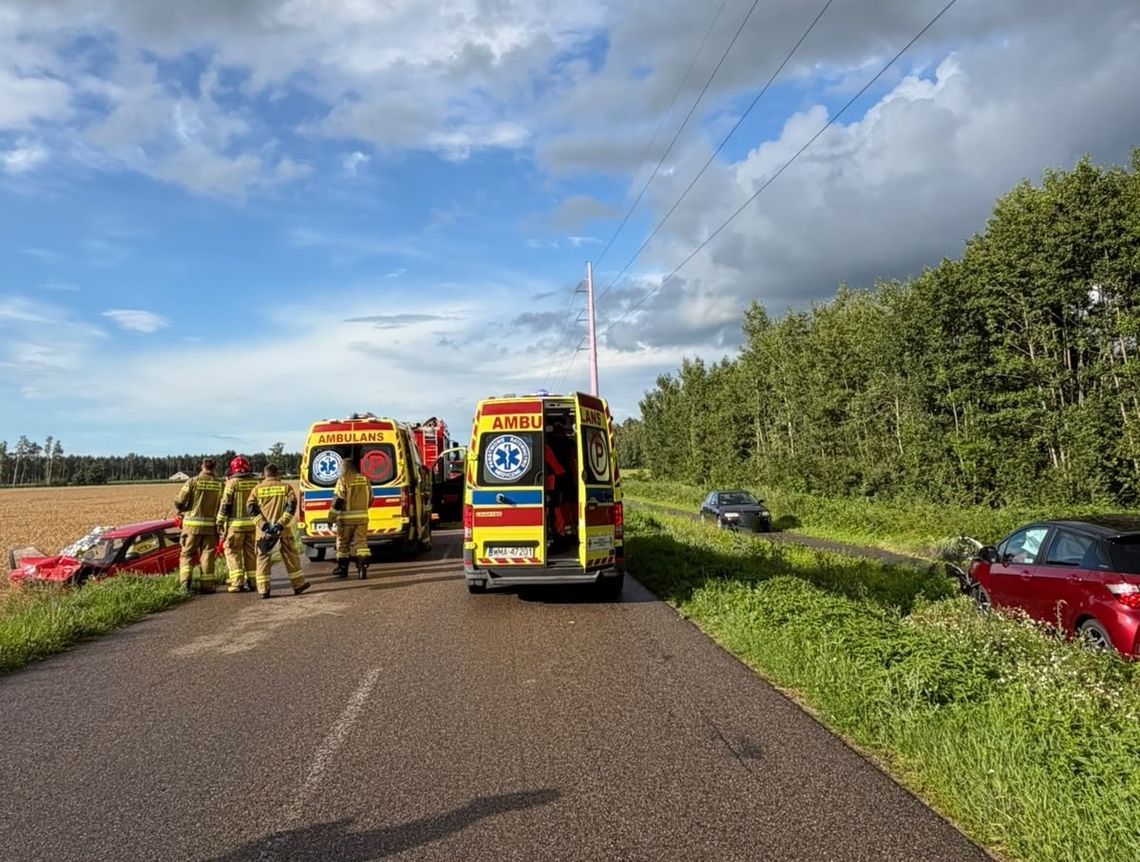Czołowe zderzenie dwóch osobówek. Sprawcą 75-latek, pięć osób rannych, w tym dwoje dzieci