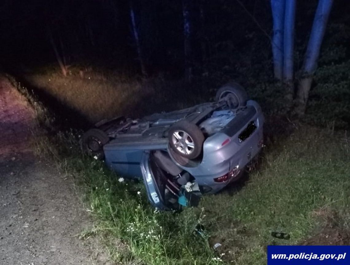 Czołowe zderzenie dwóch osobówek. Sprawca i pasażerowie z jego auta zbiegli z miejsca wypadku