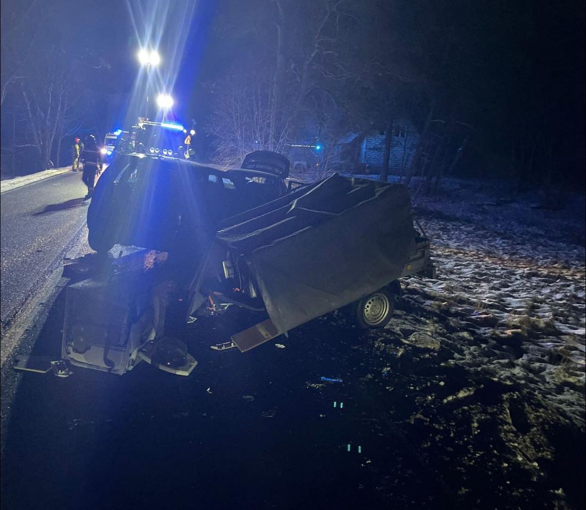 Czołowe zderzenie dwóch osobówek. Trzy osoby zostały ranne, lądował śmigłowiec medyczny