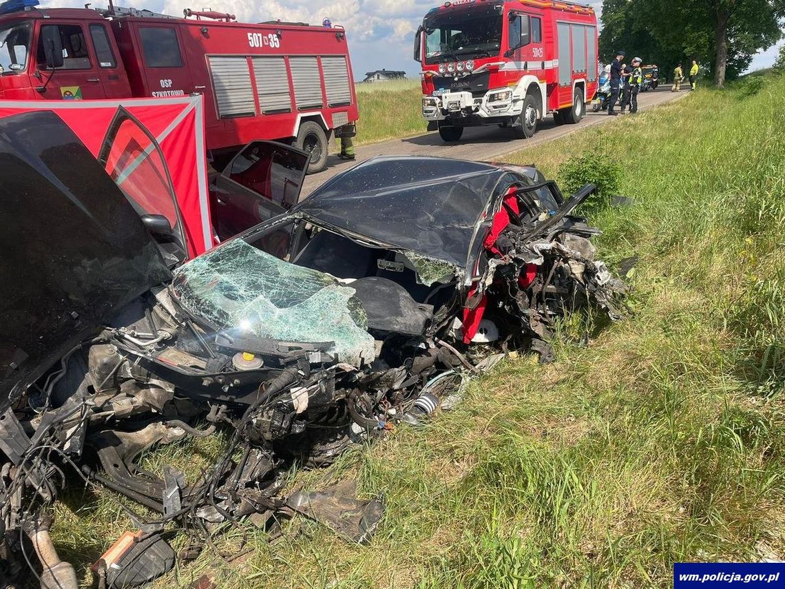 Czołowe zderzenie dwóch osobówek. W wypadku zginął 18-letni kierowca [FOTO]