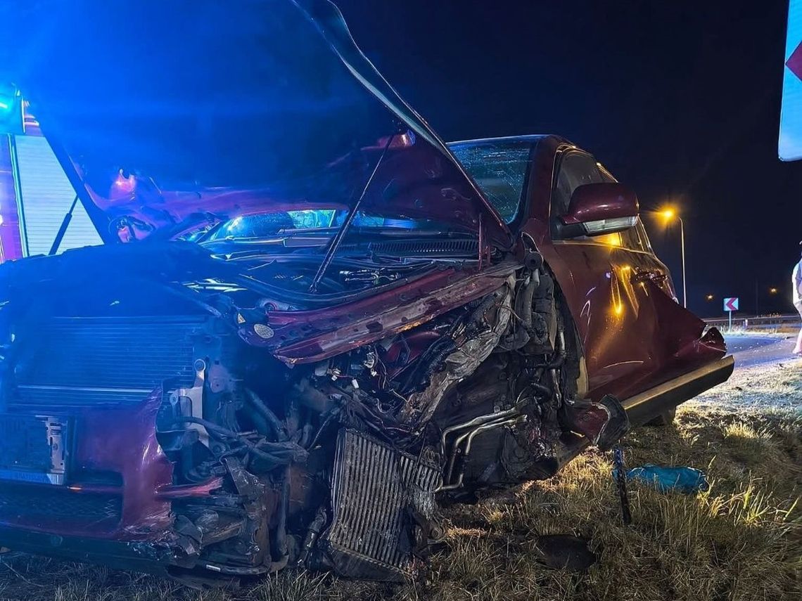 Czołowe zderzenie dwóch volkswagenów. Jeden z kierowców nie przeżył wypadku Czołowe zderzenie dwóch volkswagenów. Jeden z kierowców nie przeżył wypadku