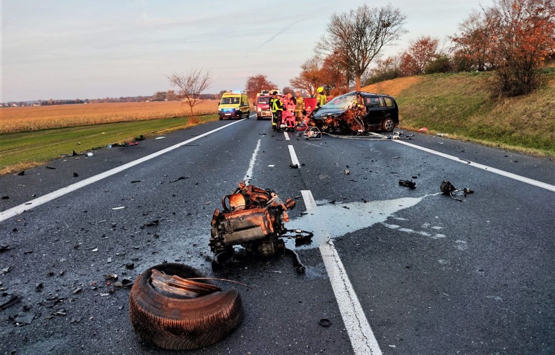 Czołowe zderzenie dwóch volkswagenów. Obaj kierowcy zginęli na miejscu [ZDJĘCIA]