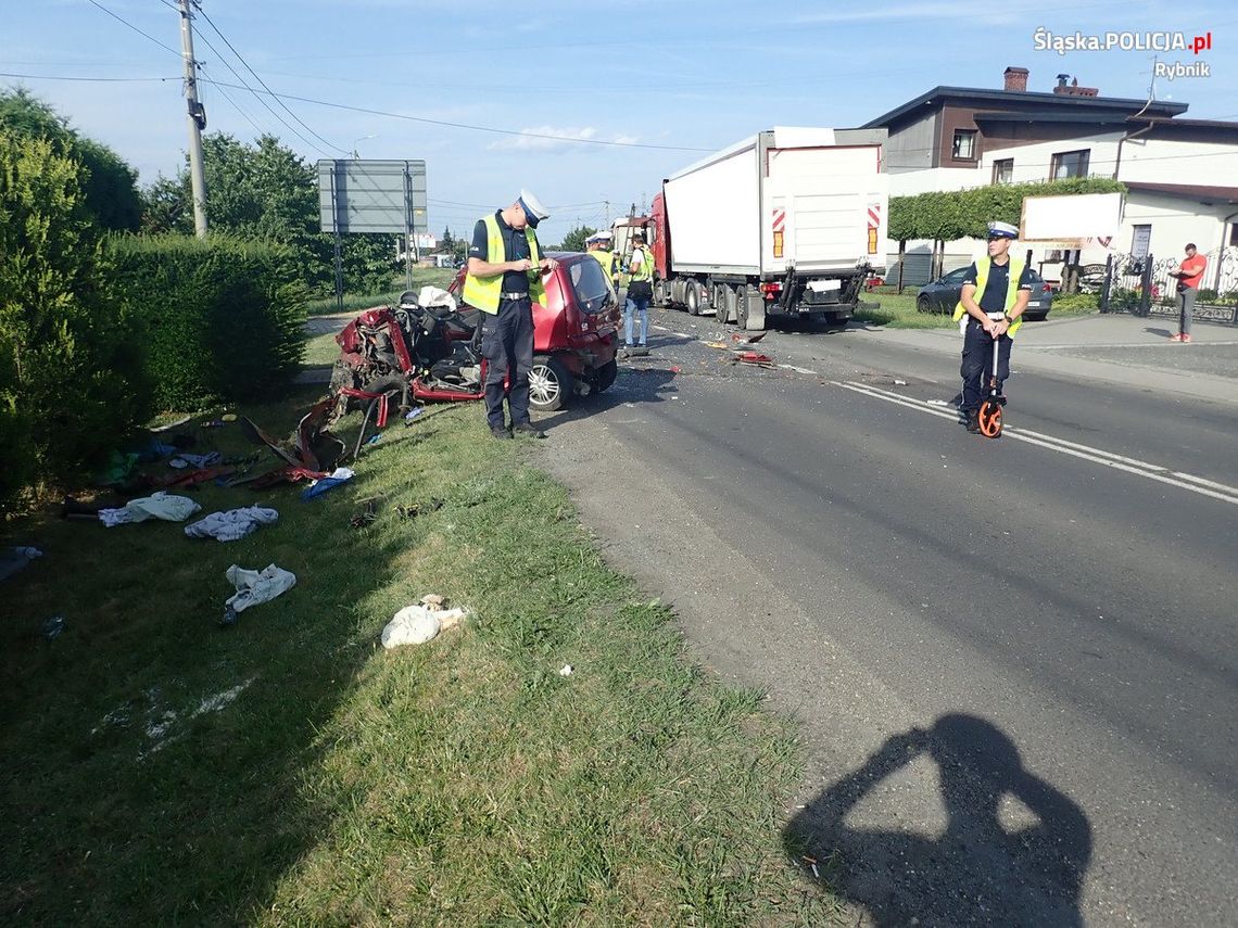 Czołowe zderzenie fiata seicento i samochodu ciężarowego. Kierowca osobówki zginął po przewiezieniu do szpitala