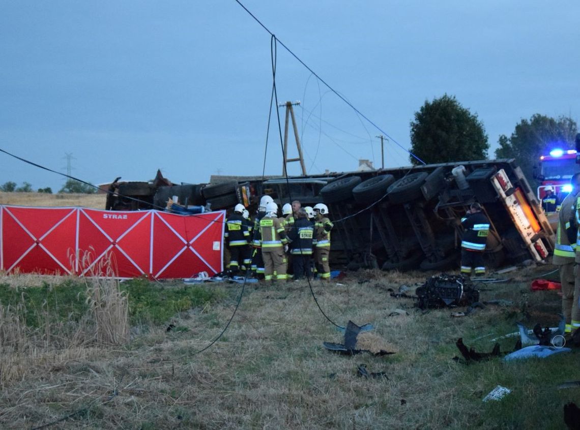 Czołowe zderzenie forda i ciężarówki. Zginął kierowca suva, jego żona i córka są ciężko ranne [FOTO]