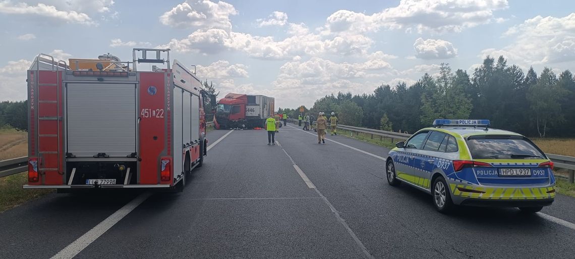 Czołowe zderzenie hondy i ciężarówki. Kierowca osobówki zginął na miejscu