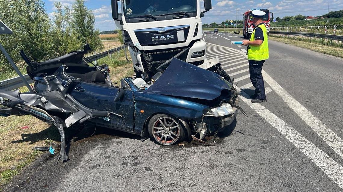 Poważne zderzenie hyundaia i ciężarowego mana. Osobówka roztrzaskana, kierowca ciężko ranny [FOTO]