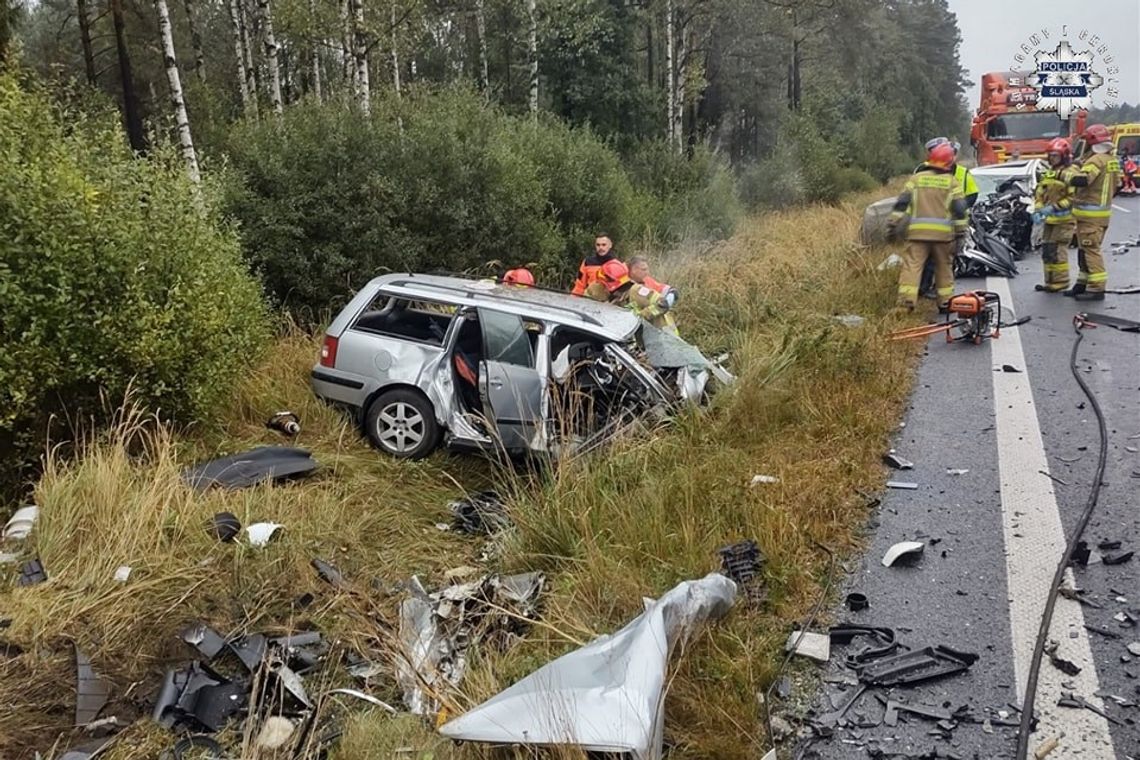 Czołowe zderzenie infinity i volkswagena na krajowej "11". W wypadku zginęli obaj kierowcy