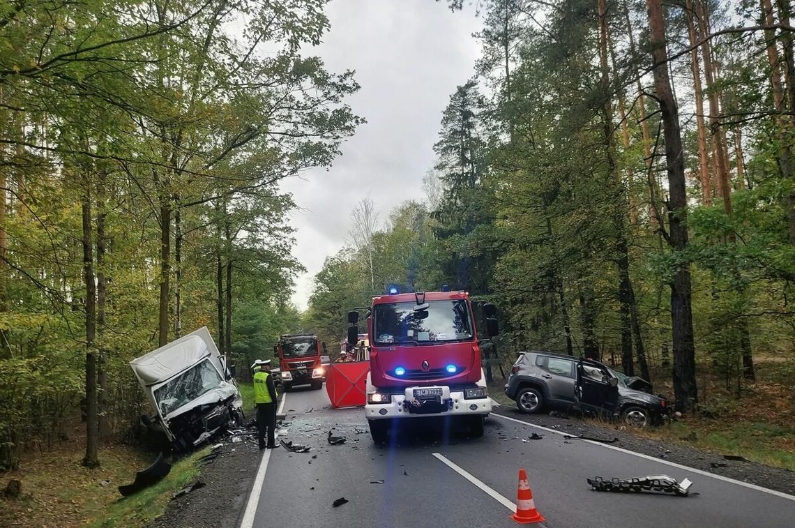 Czołowe zderzenie jeepa i ciężarówki. W wypadku zginął 68-letni mężczyzna Czołowe zderzenie jeepa i ciężarówki. W wypadku zginął 68-letni mężczyzna
