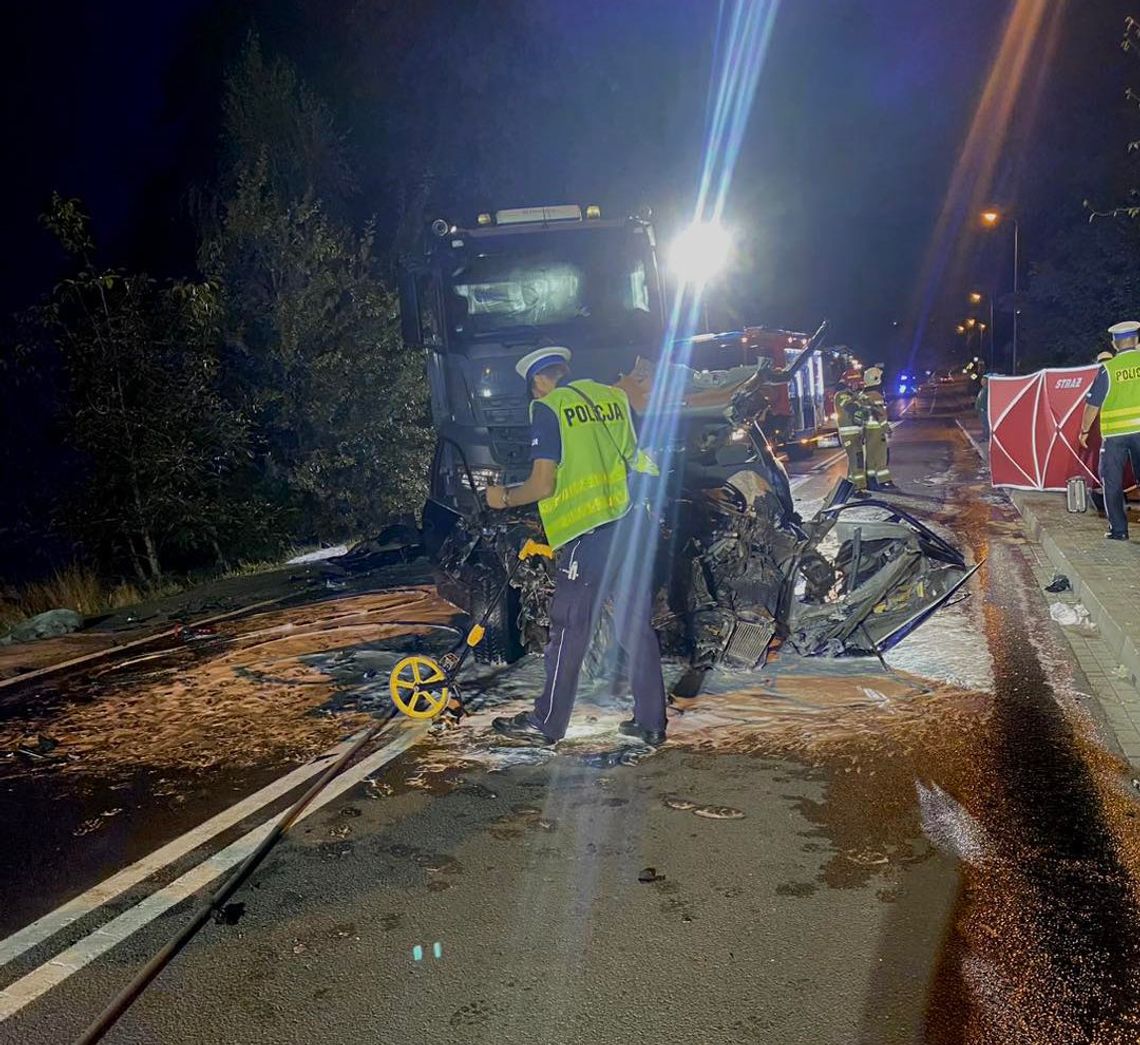 Czołowe zderzenie mazdy i ciężarowego mercedesa. W wypadku zginął kierowca osobówki