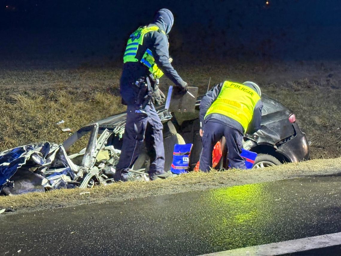 Czołowe zderzenie Mercedesa i Alfy Romeo. Zginęła kobieta, dwie osoby zostały ranne [ZDJĘCIA]