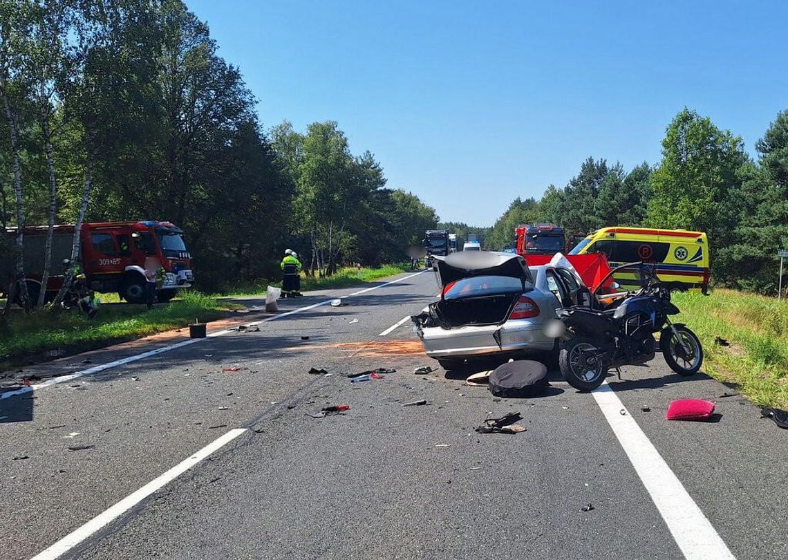 Czołowe zderzenie mercedesa i ciężarówki. Kierujący osobówką i pasażerka zginęli na miejscu
