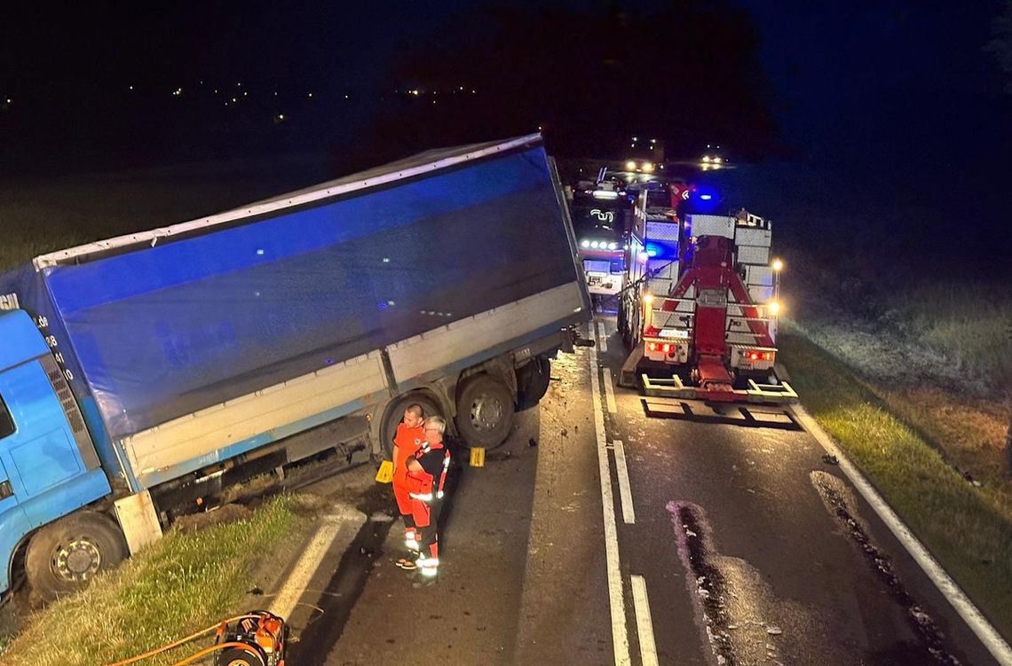 Czołowe zderzenie mercedesa i ciężarówki. Osobówka została zmiażdżona, kierowca zginął [FOTO]