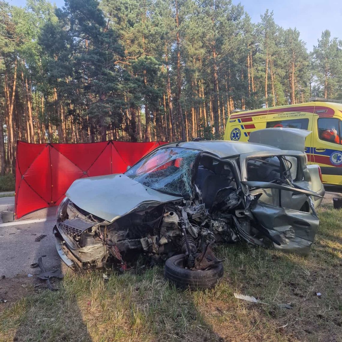 Czołowe zderzenie mercedesa i renault na drodze wojewódzkiej. Zginęły dwie osoby