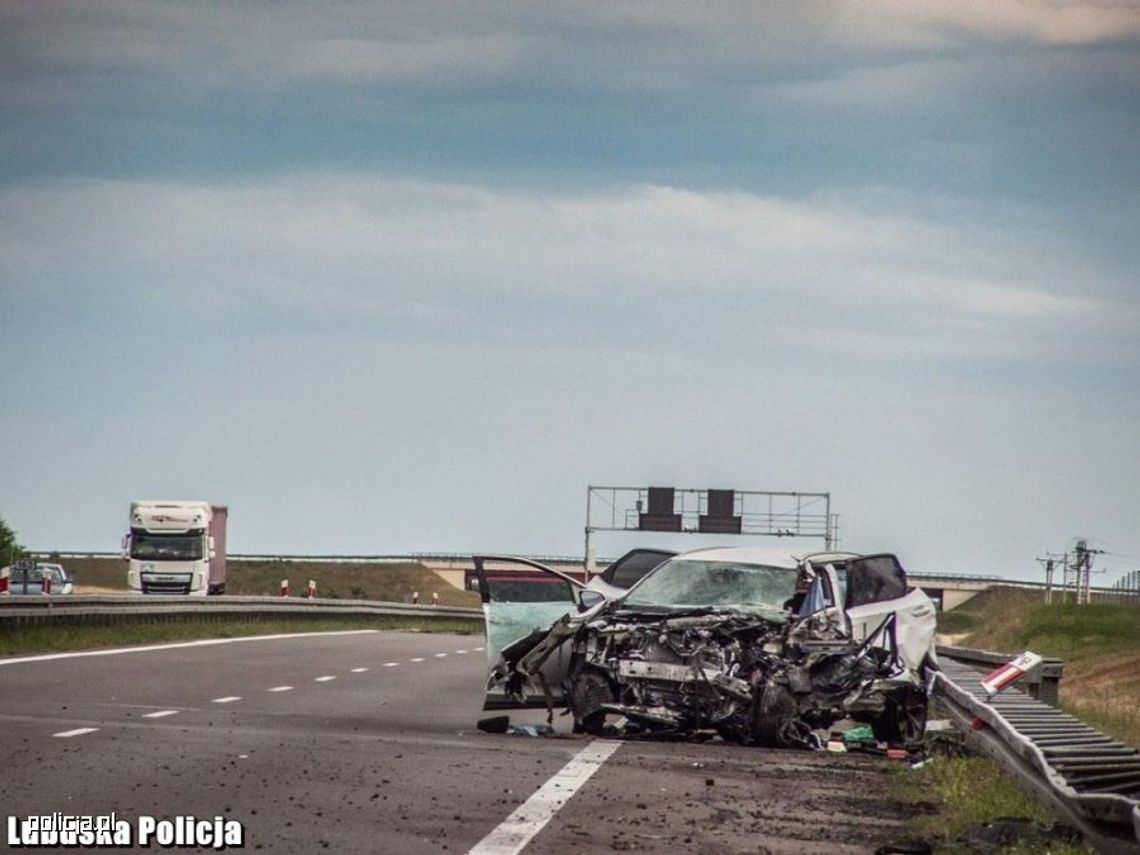 Czołowe zderzenie mercedesa z lexusem. Obaj kierowcy zginęli