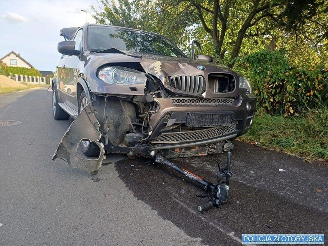 Czołowe zderzenie mężczyzny na hulajnodze elektrycznej z BMW