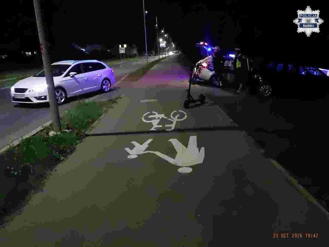 Czołowe zderzenie mężczyzny na hulajnodze elektrycznej z kobietą na rowerze. 48-latka wpadła do rowu Czołowe zderzenie mężczyzny na hulajnodze elektrycznej z kobietą na rowerze. 48-latka wpadła do rowu