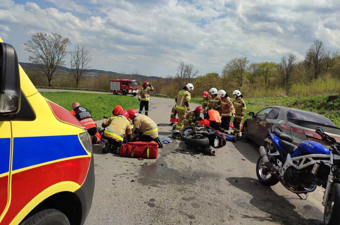 Czołowe zderzenie młodych motocyklistów. 21 i 24-latek zabrani do szpitala