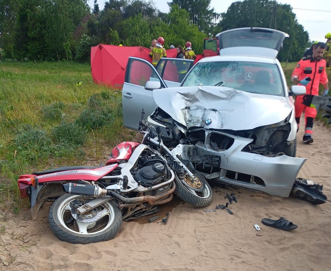 Czołowe zderzenie motocykla i osobówki na drodze gruntowej. Zginął młody motocyklista