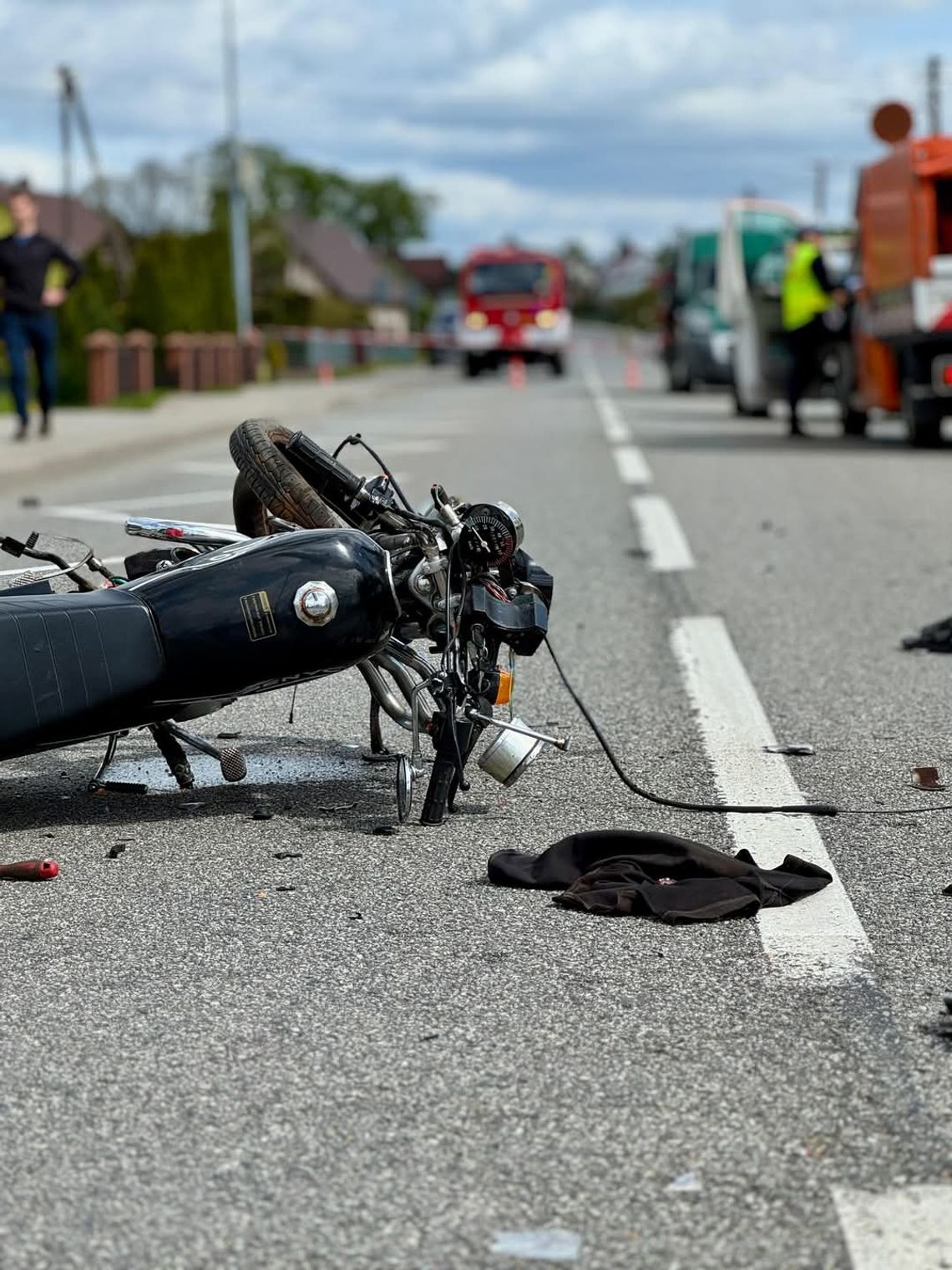 Czołowe zderzenie motoroweru i osobówki. Kierowca jednośladu zginął na miejscu
