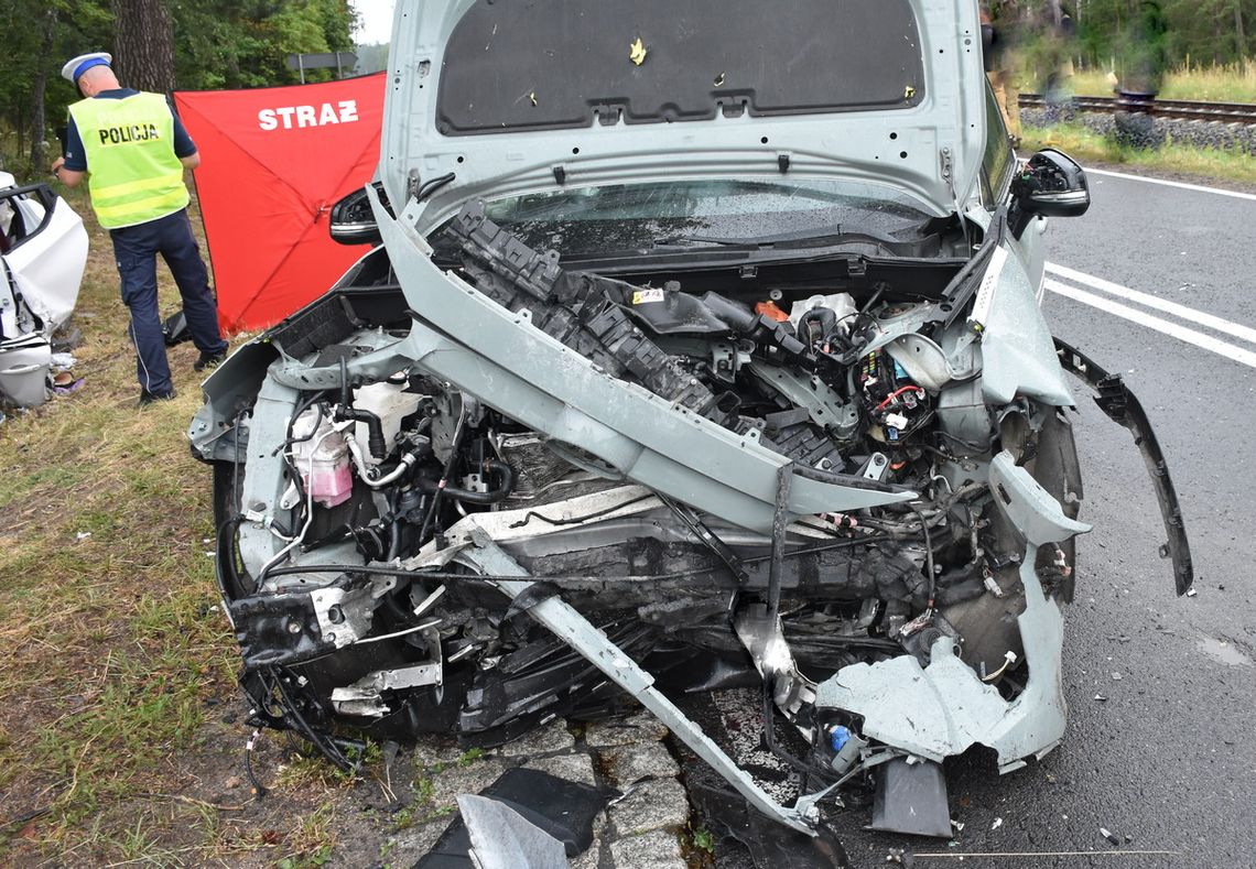 Czołowe zderzenie na Mazurach. Zginęła kobieta, trzy osoby są ranne, w tym dwoje dzieci
