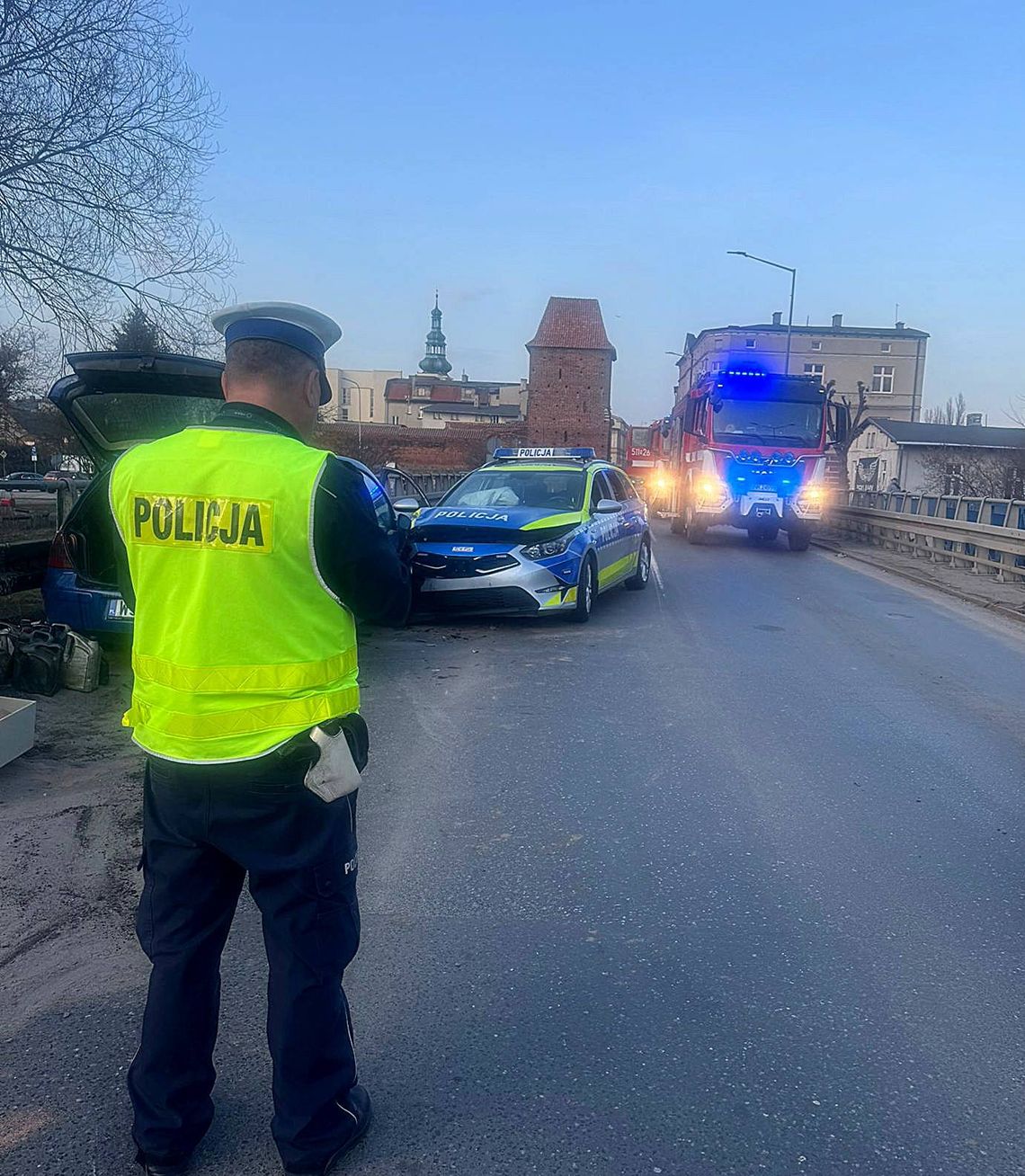 Czołowe zderzenie na moście. 19-latek w Golfie staranował radiowóz, trzy osoby zostały ranne