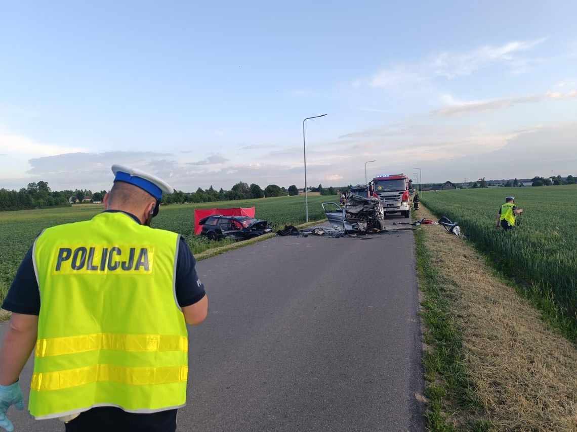 Czołowe zderzenie na prostym odcinku, obaj kierowcy nie żyją Czołowe zderzenie na prostym odcinku, obaj kierowcy nie żyją