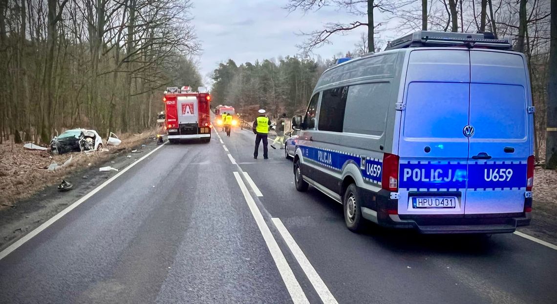 Czołowe zderzenie nissana i bmw na drodze krajowej nr 10. Jedna osoba zginęła, dwie są ranne