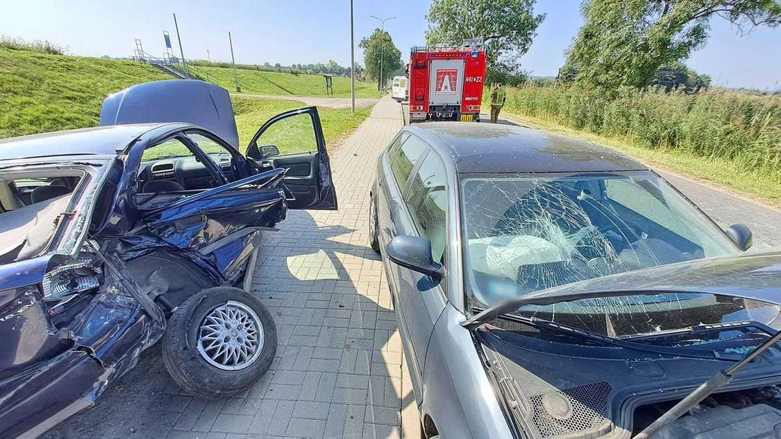 Czołowe zderzenie opla i audi. Sprawca wydmuchał blisko 3,5 promila [ZDJĘCIA]