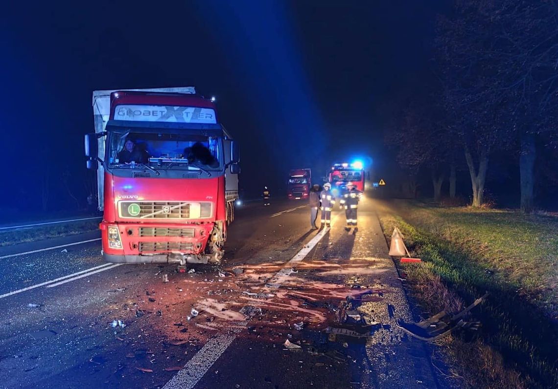 Czołowe zderzenie opla i ciężarowego volvo. Kierowca osobówki zginął na miejscu [FOTO]
