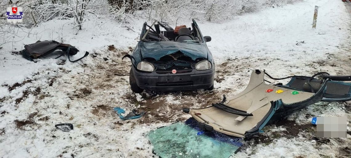 Czołowe zderzenie opla i renault. W wyniku wypadku zginęła jedna z pasażerek, trzy osoby są ranne