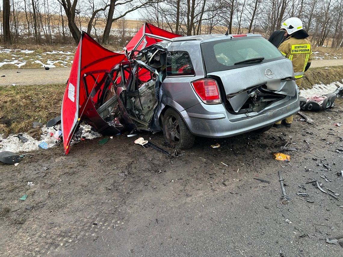 Czołowe zderzenie Opla z ciężarówką. Kierowca osobówki zginął na miejscu